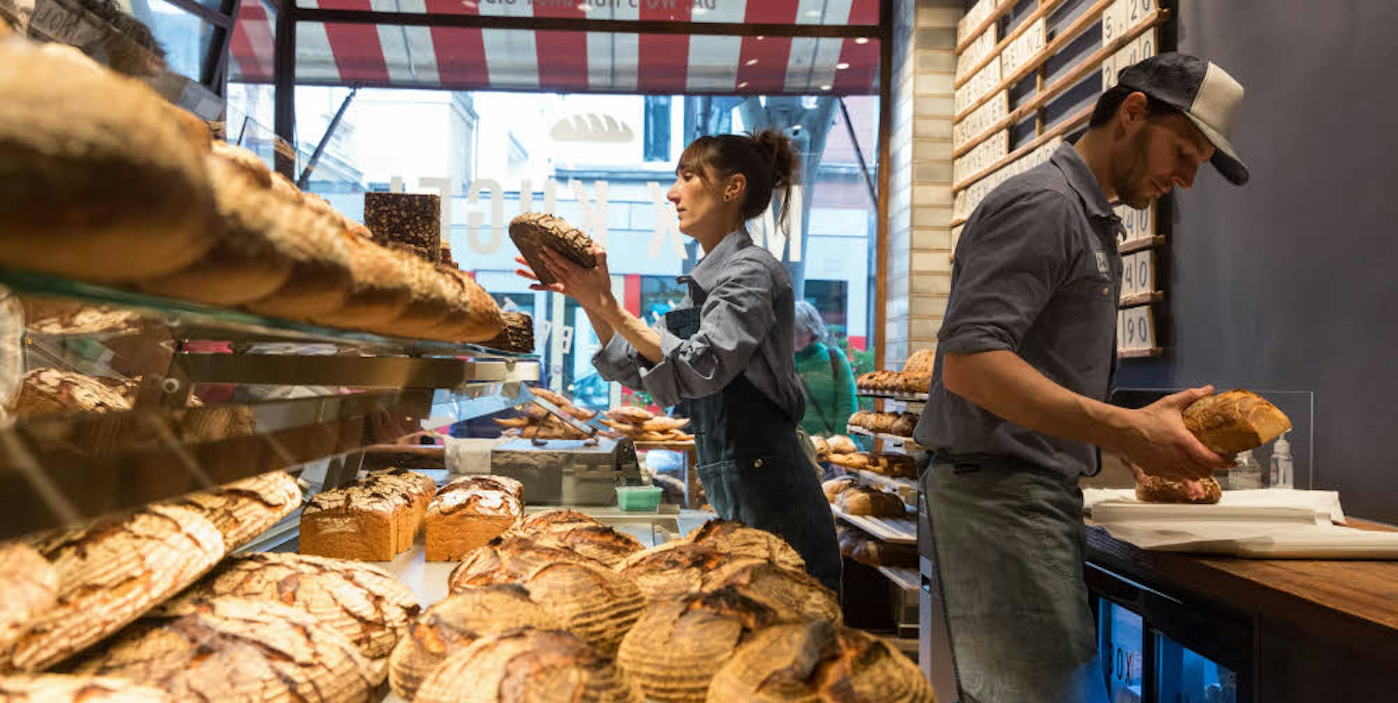 Die Mitarbeiter Ben Meschede und Sandra Wonsak haben beim Verkauf der Brote alle Hände voll zu tun.
