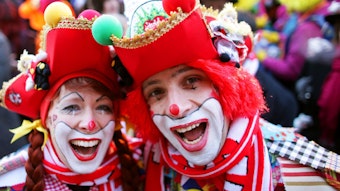Zwei als Clowns geschminkte Karnevalisten