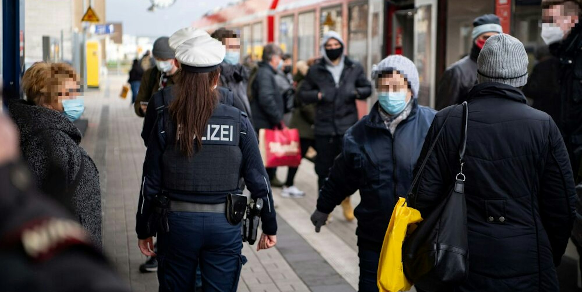 Auch auf den Bahnsteigen im Euskirchener Bahnhof kontrollierten Beamte die Maskenpflicht.