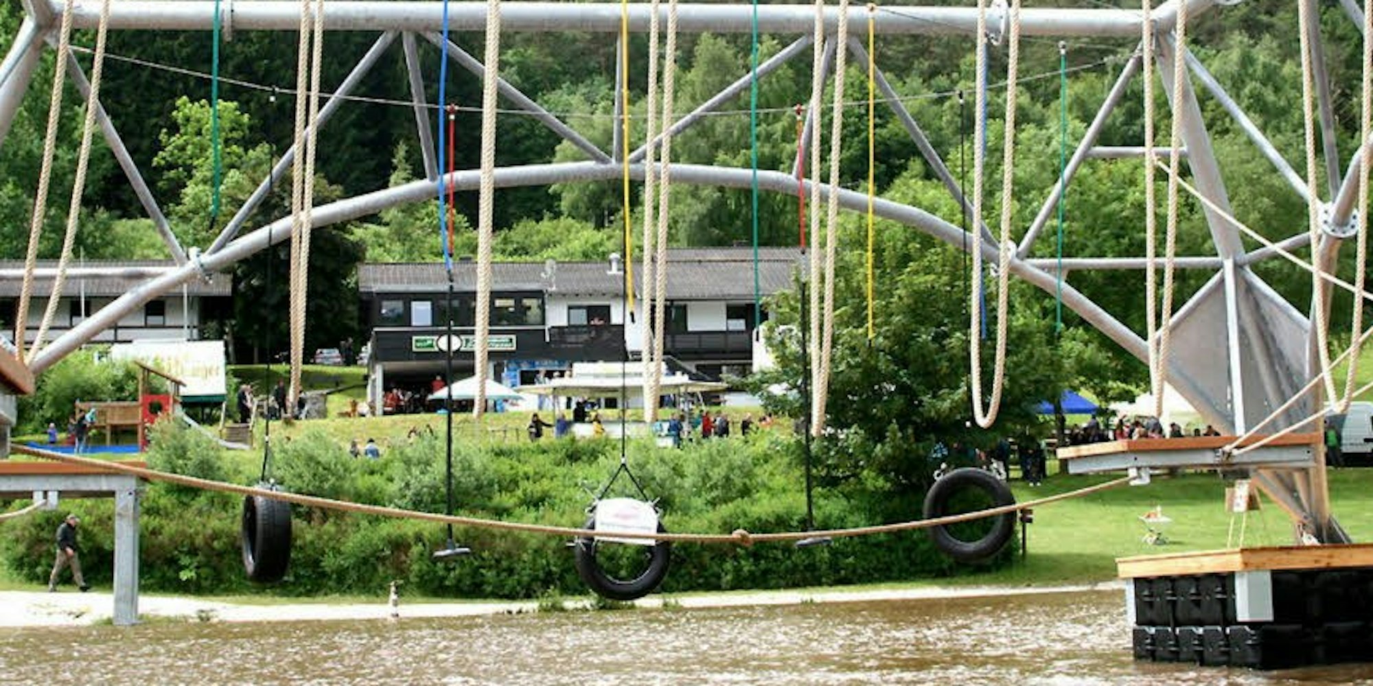 Einzigartig in Nordrhein-Westfalen ist der Wasserseilgarten am Kronenburger See in Dahlem (Eifel). Die seile hängen nur bis 1,50 Meter über dem Wasser. Ein Sturz ist nicht tragisch. Der Eintritt frei. (Foto: Lieser)