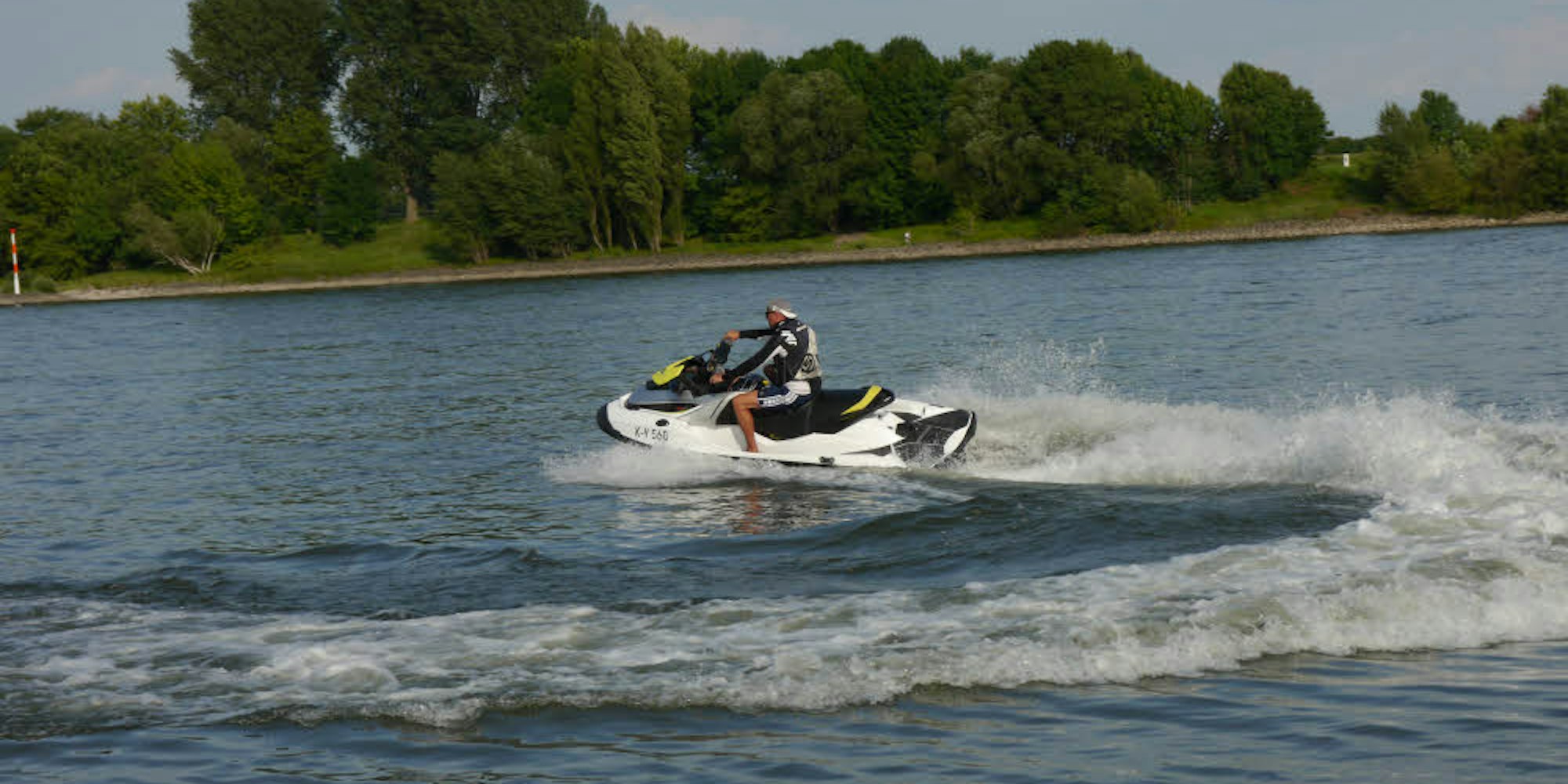 Mehr als 100 Stundenkilometer können die Jetski-Fahrer auf dem Wasser erreichen.