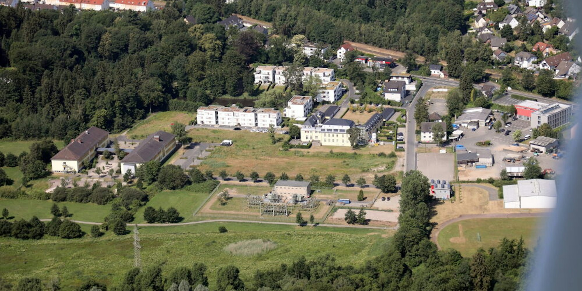 Das Hauptgebäude (links) der Albert-Einstein-Schule muss saniert, die Sporthalle (rechts) gegebenenfalls abgerissen werden. Angrenzend: Château Venauen (Mitte).