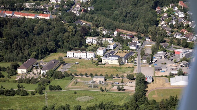 Das Hauptgebäude (links) der Albert-Einstein-Schule muss saniert, die Sporthalle (rechts) gegebenenfalls abgerissen werden. Angrenzend: Château Venauen (Mitte).