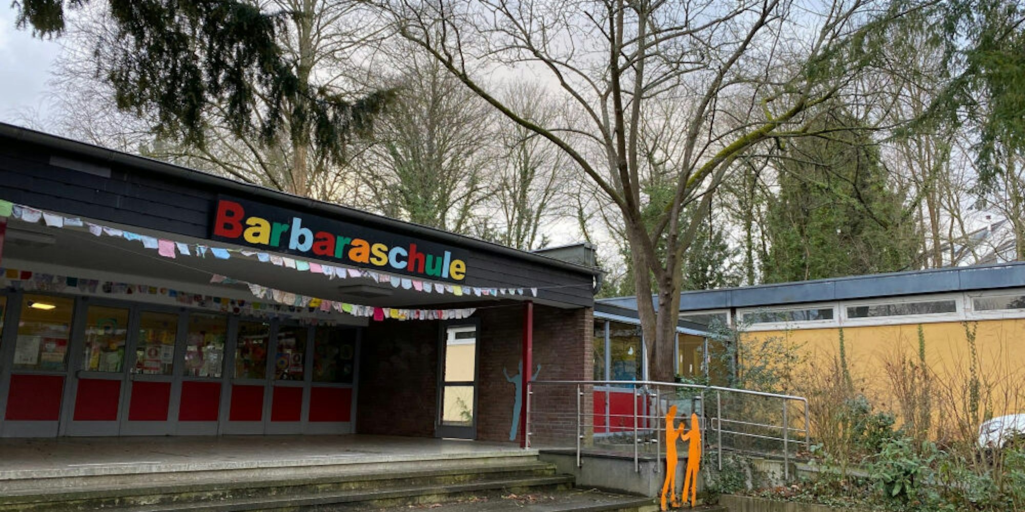 Die Barbara-Grundschule in Kierberg erhält einen Anbau für die Übermittagsbetreuung. Er ersetzt den Pavillon (rechts im Bild).