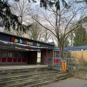 Die Barbara-Grundschule in Kierberg erhält einen Anbau für die Übermittagsbetreuung. Er ersetzt den Pavillon (rechts im Bild).