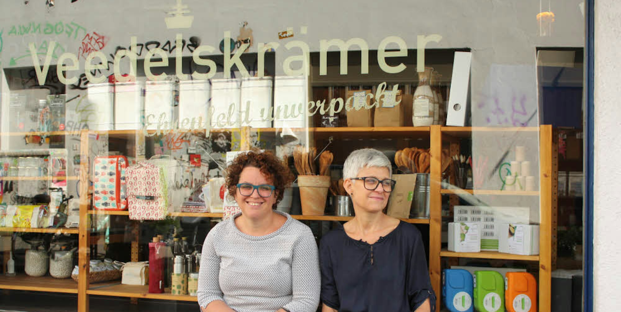 Die Veedelskrämerinnen Ivana Louis (l.) und Bettina Brockmann vor dem Herzstück ihres Geschäfts: den Abfüllbehältern.