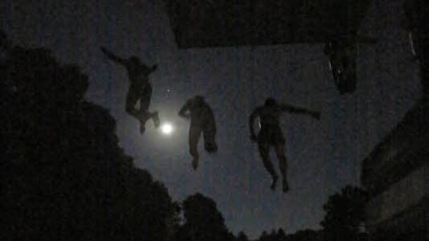 Studenten springen in Formation nachts vom Zehner – wer es nachmacht, bekommt eine Strafanzeige.