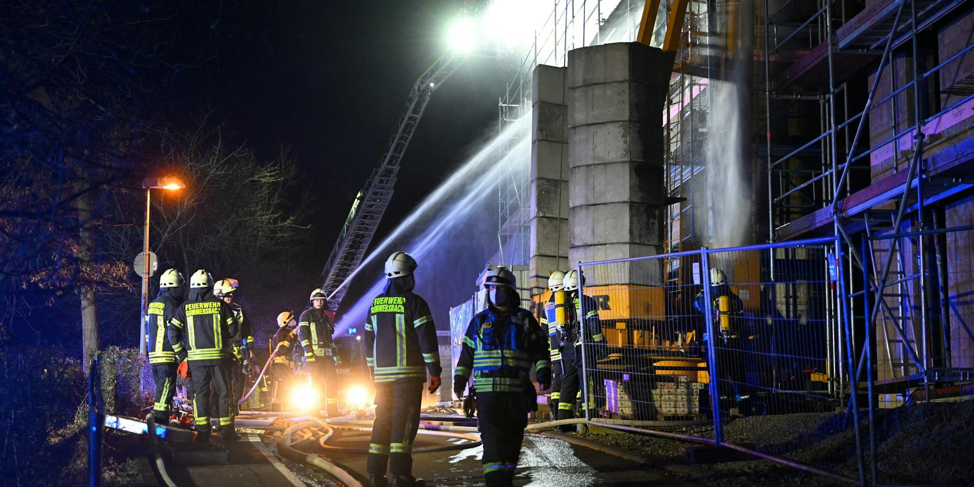 Der Dachstuhl des Rohbaus stand voll in Flammen als die Feuerwehr am Einsatzort eintraf.