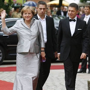 Gingen in Bayreuth zusammen über den roten Teppich: Angela Merkel, Daniel und Joachim Sauer.