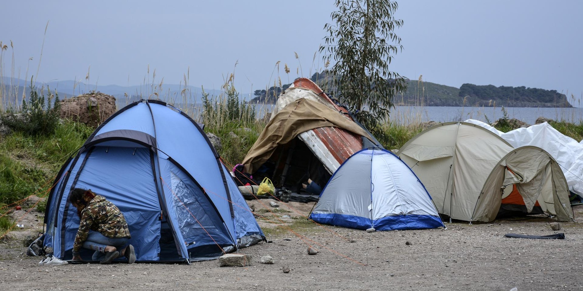 Zelte, in denen Flüchtlinge leben, im Dorf Petra auf der nordöstlichen Ägäisinsel Lesbos ein.