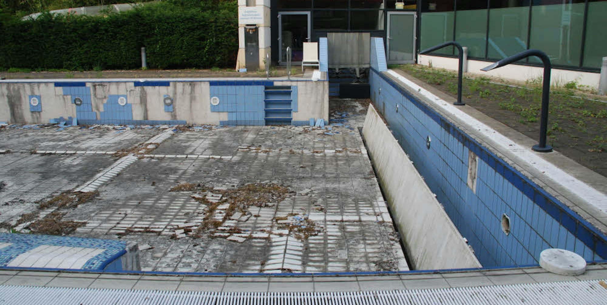 Eine Bauruine ist das Solebecken im Außenbereich des Familienbads De Bütt. 2012 wurde es trockengelegt, seitdem verfällt es weiter.
