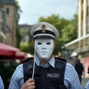 Polizisten_Masken
