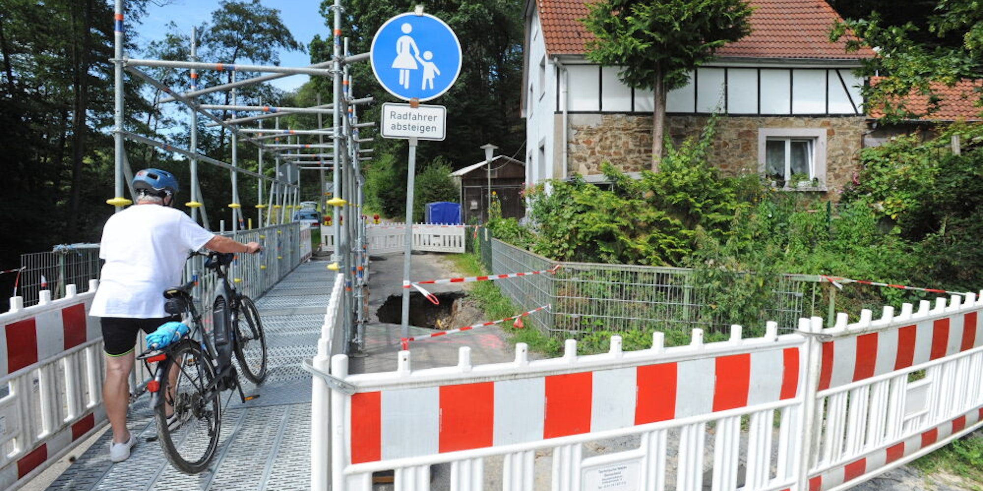 Behelfsbrücke für Fußgänger in Dürscheid.