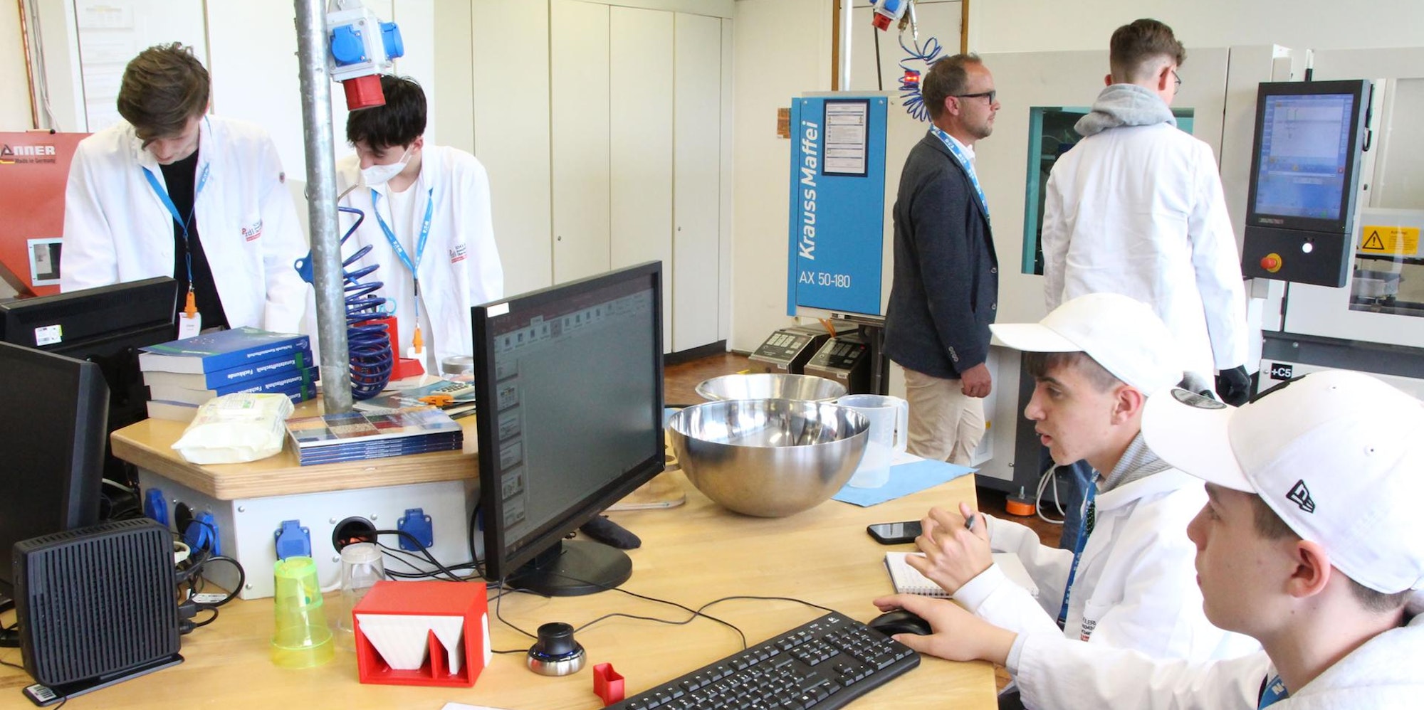 In dieser Woche waren Wiehler Gymnasiasten im Schülerlabor, um den Alltag eines kunststoffverarbeitenden Unternehmens zu simulieren.