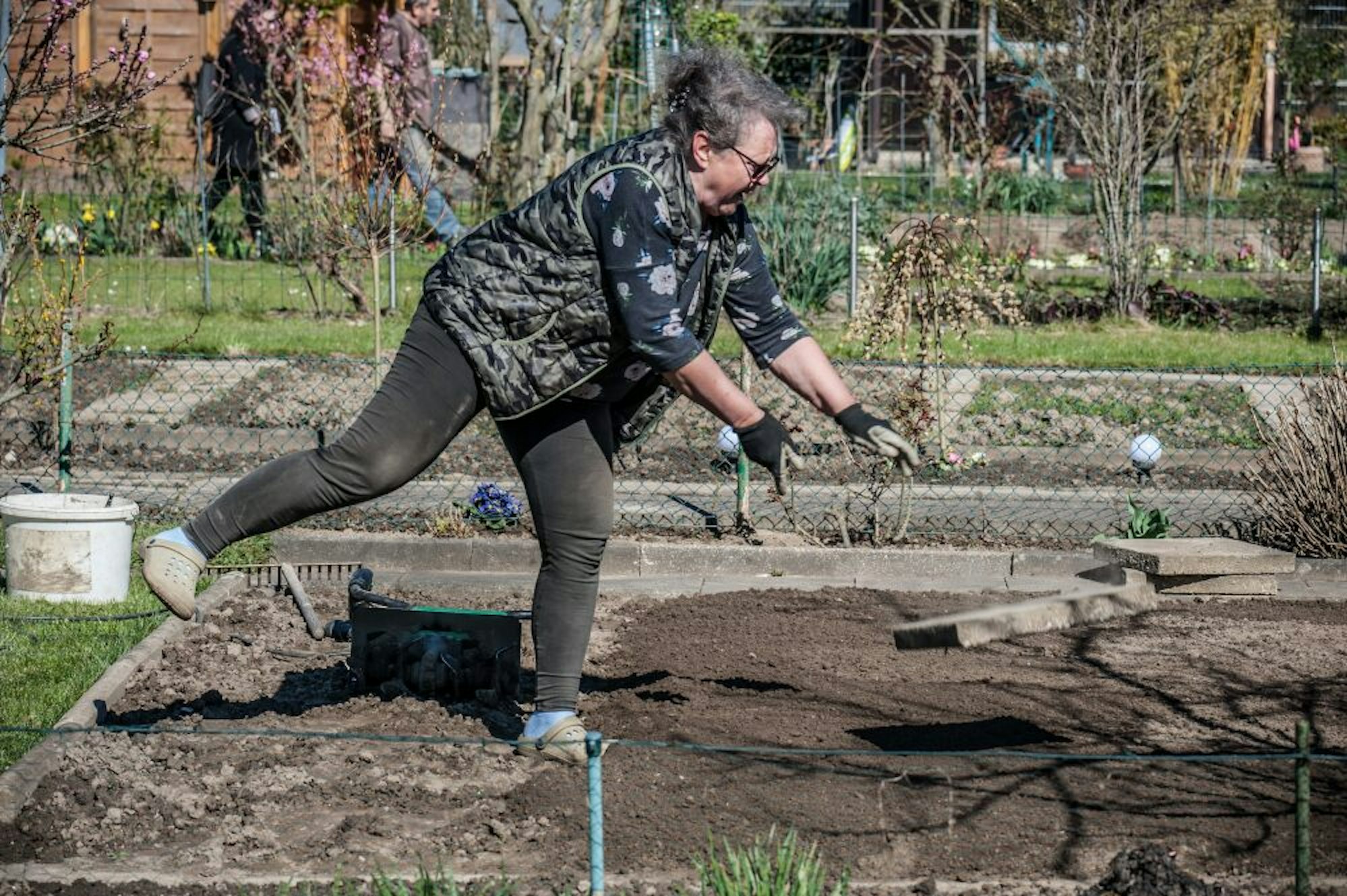 Maria Burovac bestellt wie zurzeit so viele Nachbarn in der Ruhlach die Beete in ihrer Gartenparzelle.