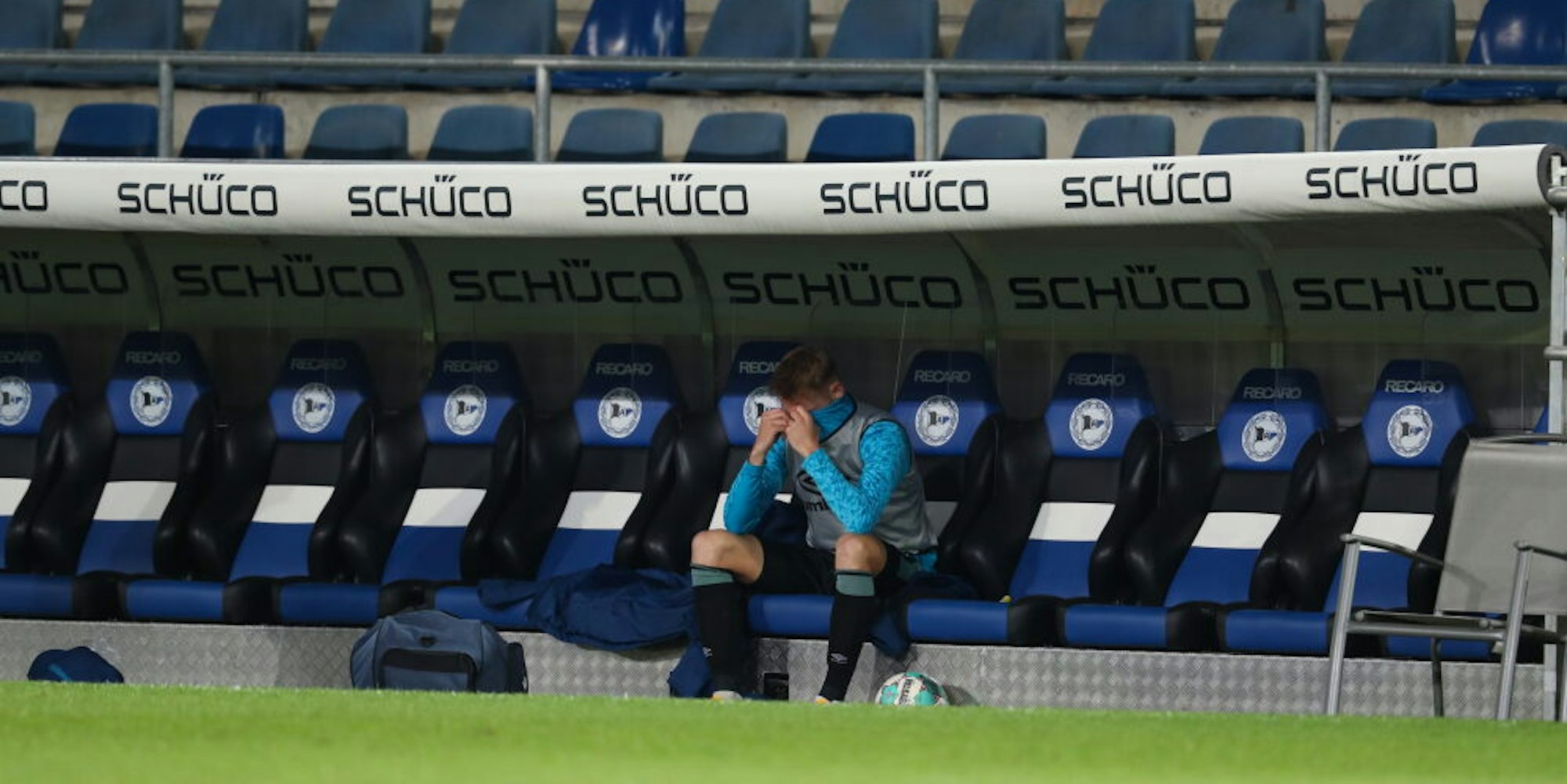 Das Aus am 30. Spieltag gegen Arminia Bielefeld: Schalkes Abwehrspieler Timo Becker sitzt nach dem Schlusspfiff allein auf der Bank.