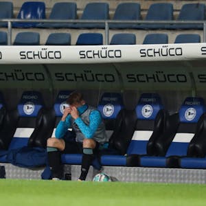 Das Aus am 30. Spieltag gegen Arminia Bielefeld: Schalkes Abwehrspieler Timo Becker sitzt nach dem Schlusspfiff allein auf der Bank.