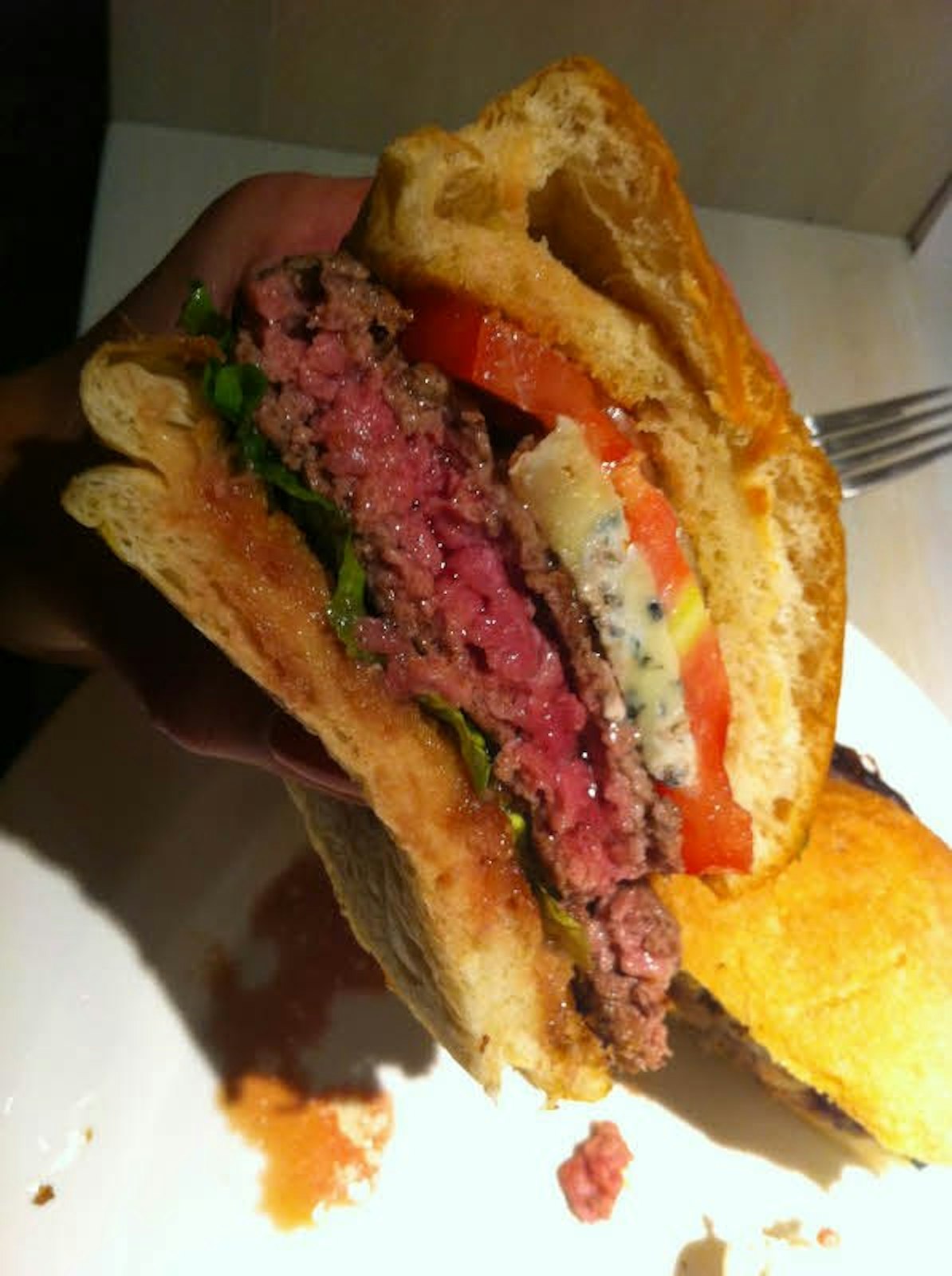 Der Burger bei „Karl Hermann's“ überzeugt durch ausgezeichnete Produktqualität.