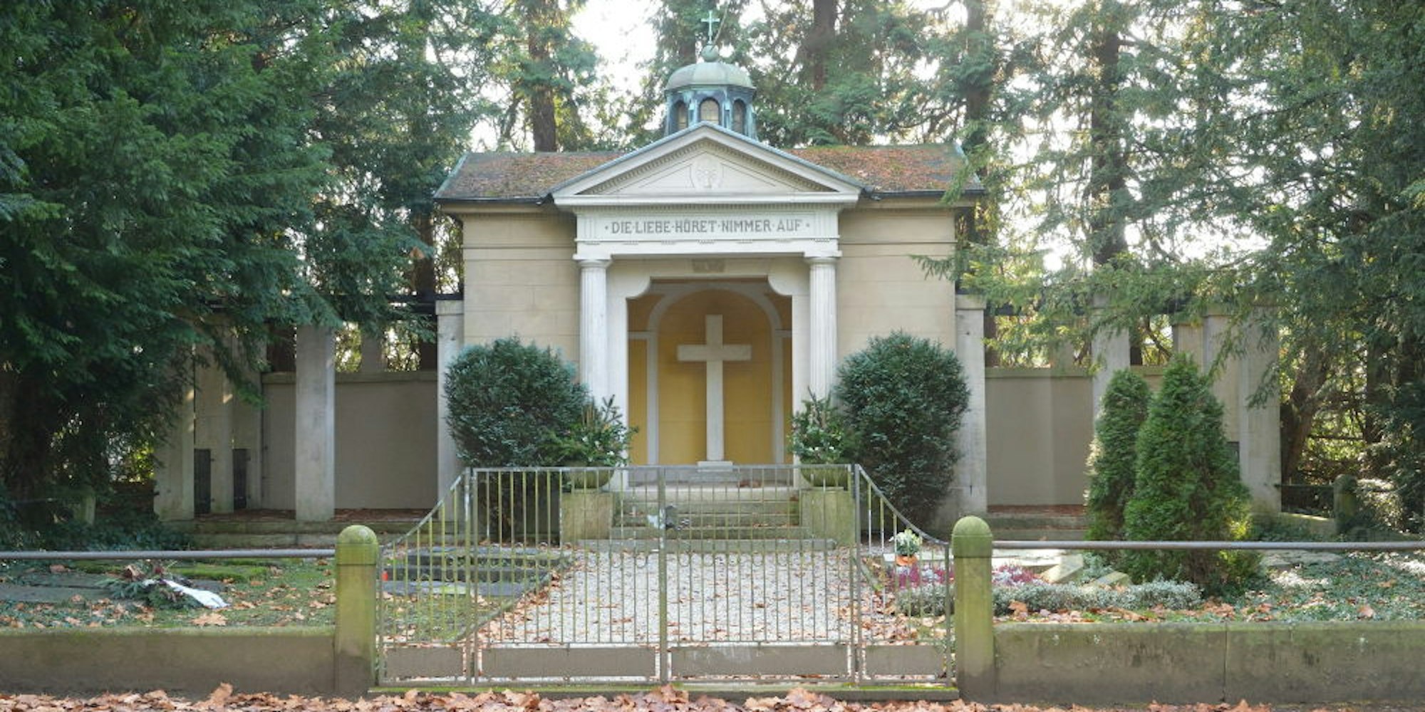 Auf dem Friedhof am Quirlsberg liegen Zanders und vom Hövel begraben.