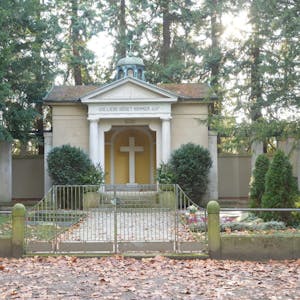 Auf dem Friedhof am Quirlsberg liegen Zanders und vom Hövel begraben.