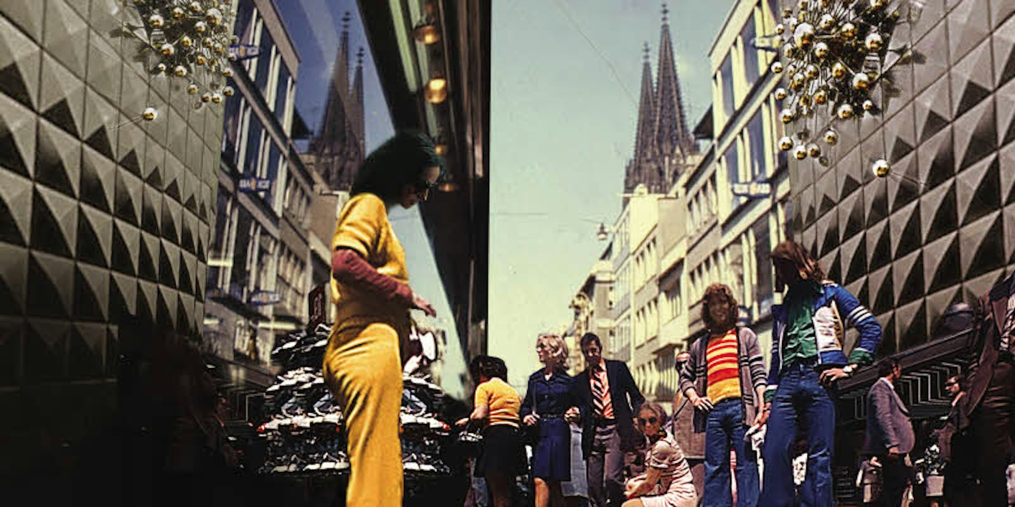 Schrille Auslagen: Eine Straßenverkäuferin präsentiert auf der Schildergasse Schmuck. Ohne Schlaghosen ging nicht viel in den 70er Jahren. 