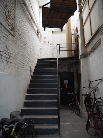 Ein sanierungsbedürftiger Treppenaufgang