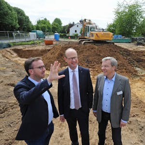 In der Baugrube: Christoph Meyer zu Berstenhorst , Leiter des Projekts Palli-Lev, Markus Grawe, Manfred Klemm (von links)