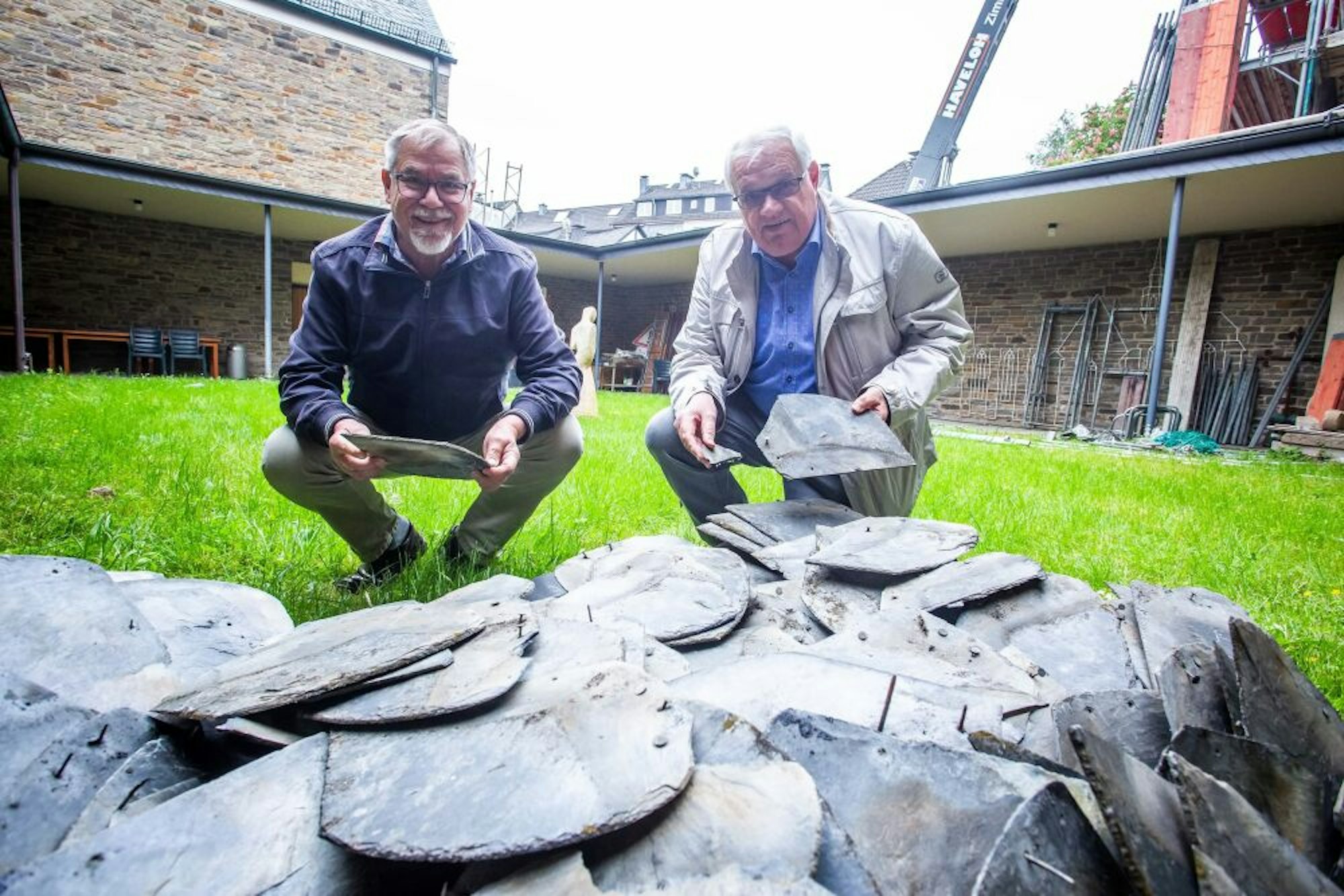 Paul Eck (l.) und Martin Weiß wollen mit den alten Schieferplatten Spenden sammeln.