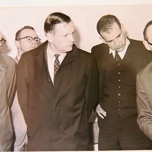 Hans Starken (r.) zeigte 1969 Neil Armstrong (vorn links) den Prüfstand seines Windkanals in Köln-Porz.