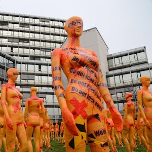 222 Schaufensterpuppen in Orange und Rot stehen als Mahnwache gegen Gewalt an Frauen vor dem Siegburger Kreishaus.