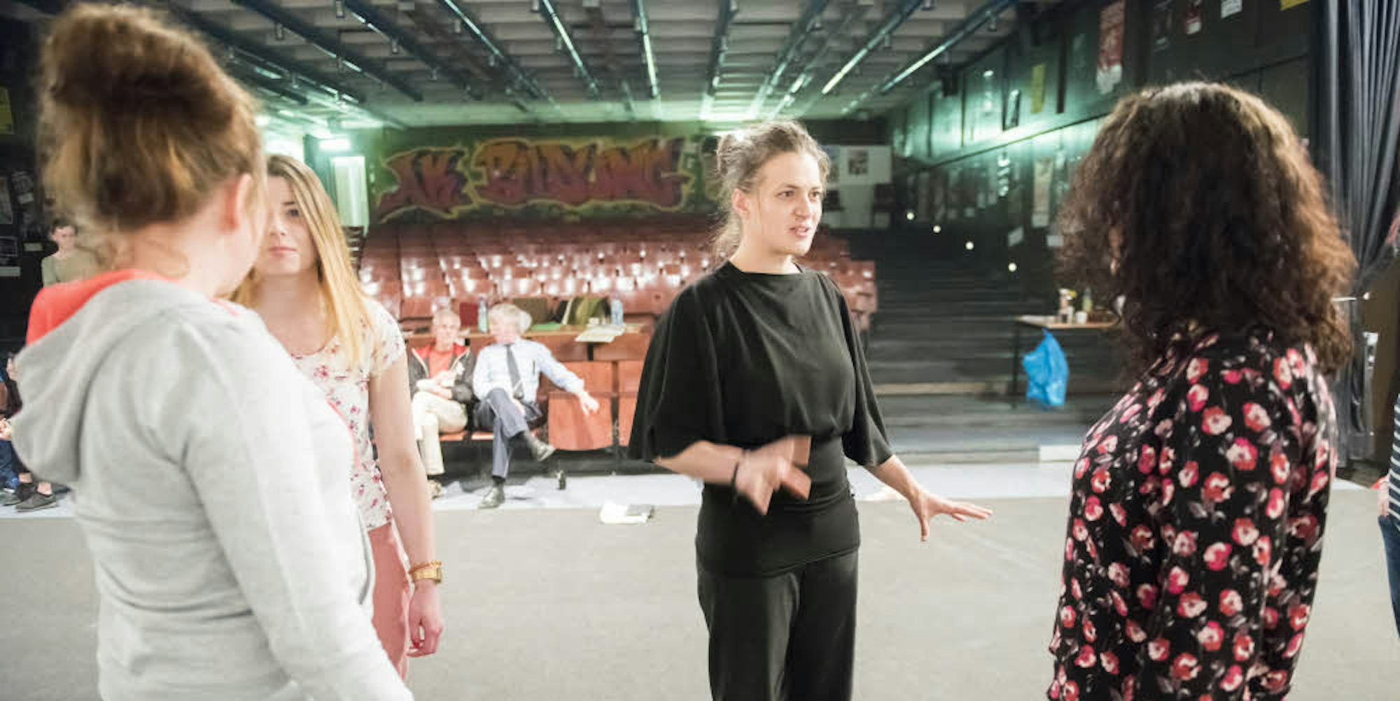 Voller Körpereinsatz: Regisseurin Elisabeth Pleß studiert in der JVA mit Insassen die Theaterperformance „Antikörper“ ein.