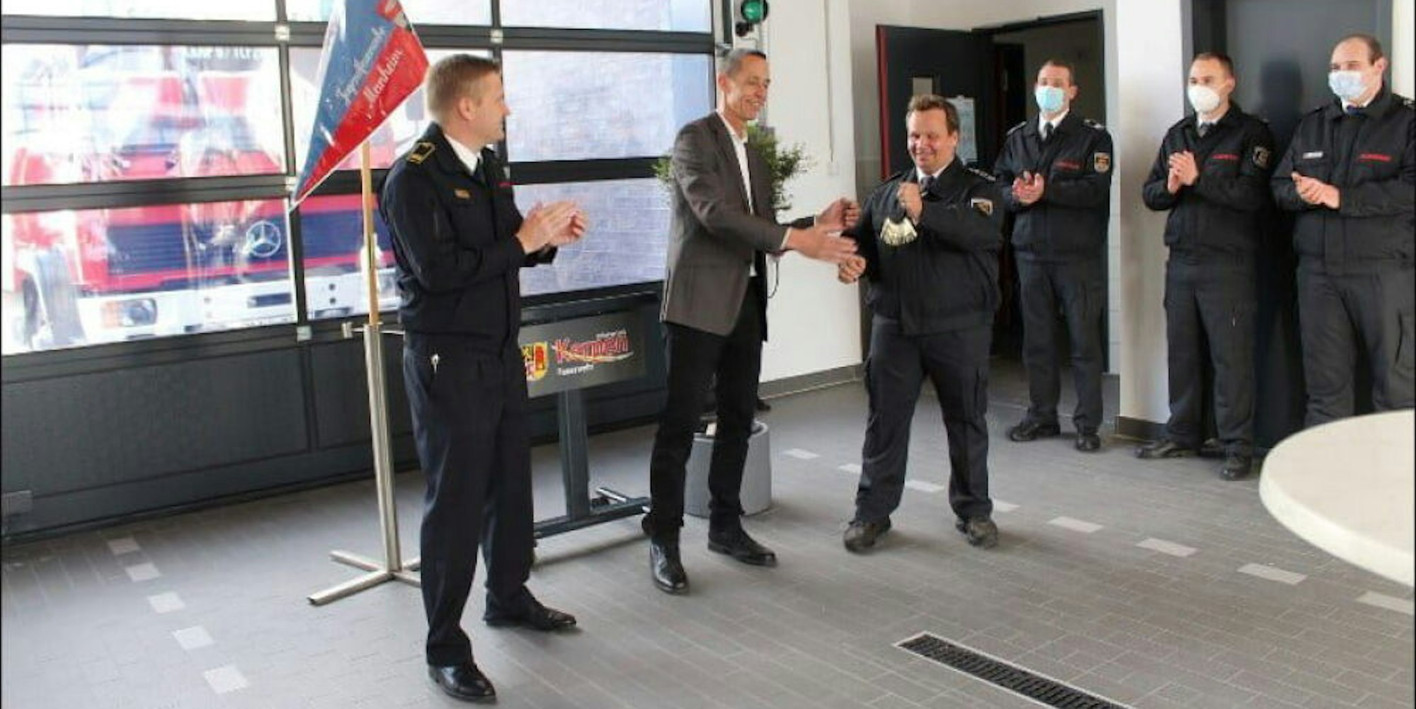 Bürgermeister Dieter Spürck (2.v.l.) überreichte den Manheimer Feuerwehrleuten offiziell die Schlüssel.