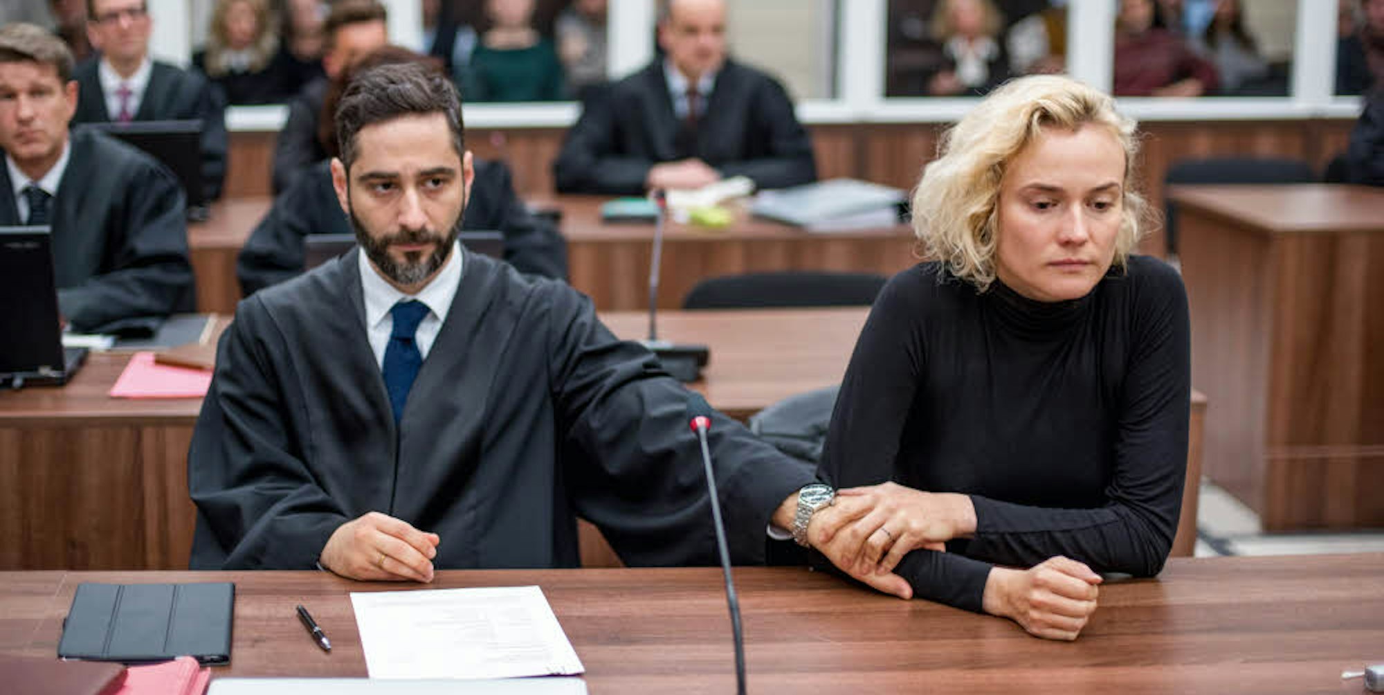 Moschitto spielt im Film den Freund und Anwalt der Frau, die ihre Familie verloren hat.