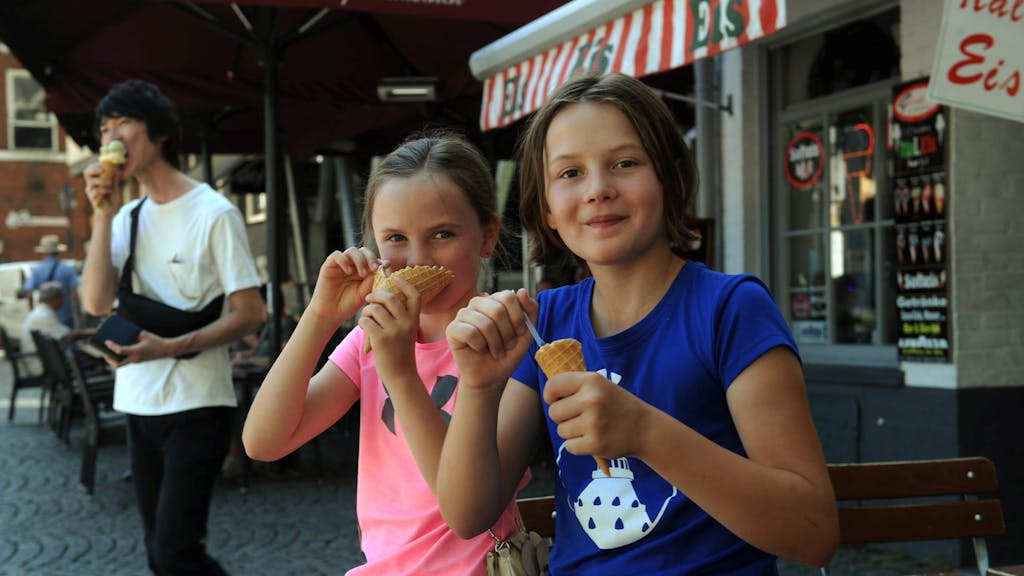 Elisabeth (9) und Katharina (11) Cosby aus Colorado / USA genießen ihr Eis im Kölner Rheingarten.