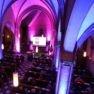 Für die Nacht des Erinnerns war St. Laurentius aufwendig illuminiert. Etwa 250 Gäste füllten die Kirchenbänke.