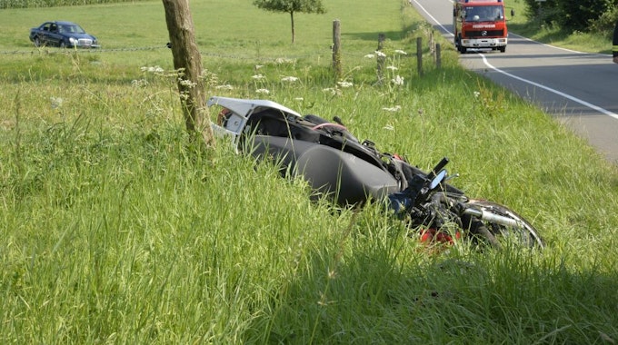 Bei dem Unfall auf der Biesfelder Straße nahe Kürten-Bechen war der Roller des Opfers auf eine Wiese geschleudert worden.