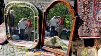 Spiegel und alter Trödel auf einem Flohmarkt