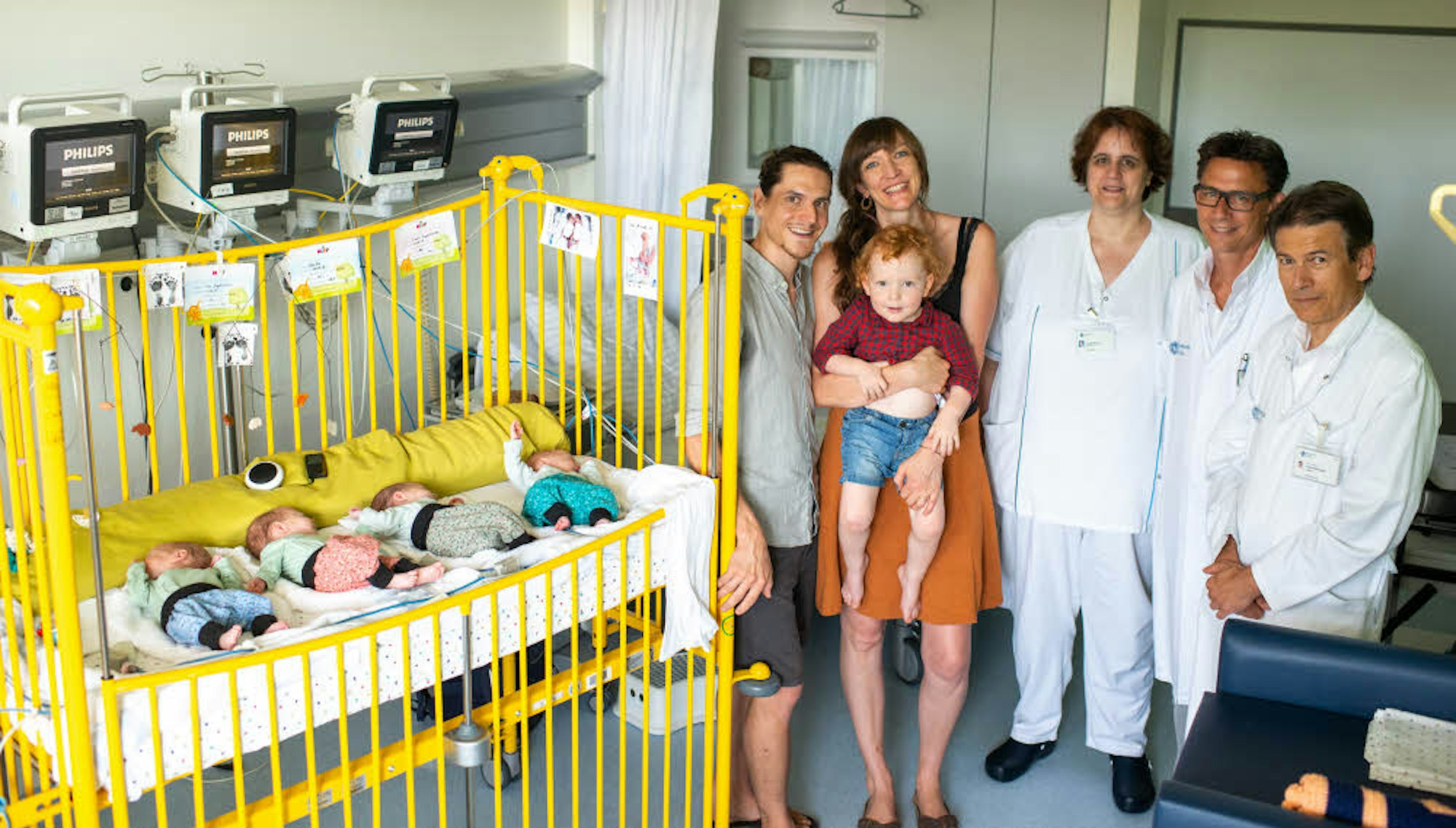 Ein Team aus Pflegekräften und Ärzten betreut die Vierlinge in der Uniklinik Köln: (v.l.) Katja Weber, Pflege-Teamleiterin der Säuglingsstation, Dr. Ingo Gottschalk und Professor Dr. Peter Mallmann.