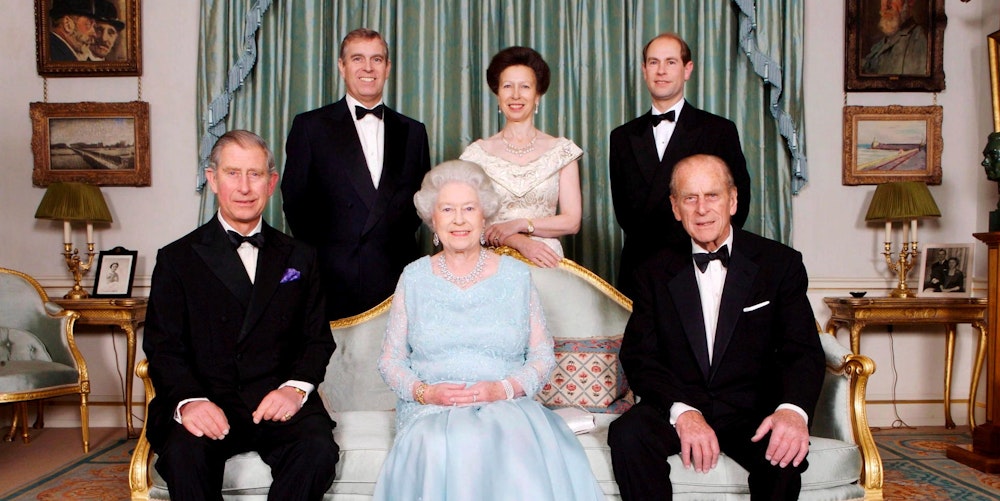 Die Royal Family mit Queen Elizabeth II., Prinz Philip, Charles, Anne, Edward und Andrew