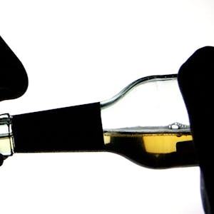 Ein Mann trinkt aus einer Bierflasche. (Symbolbild)