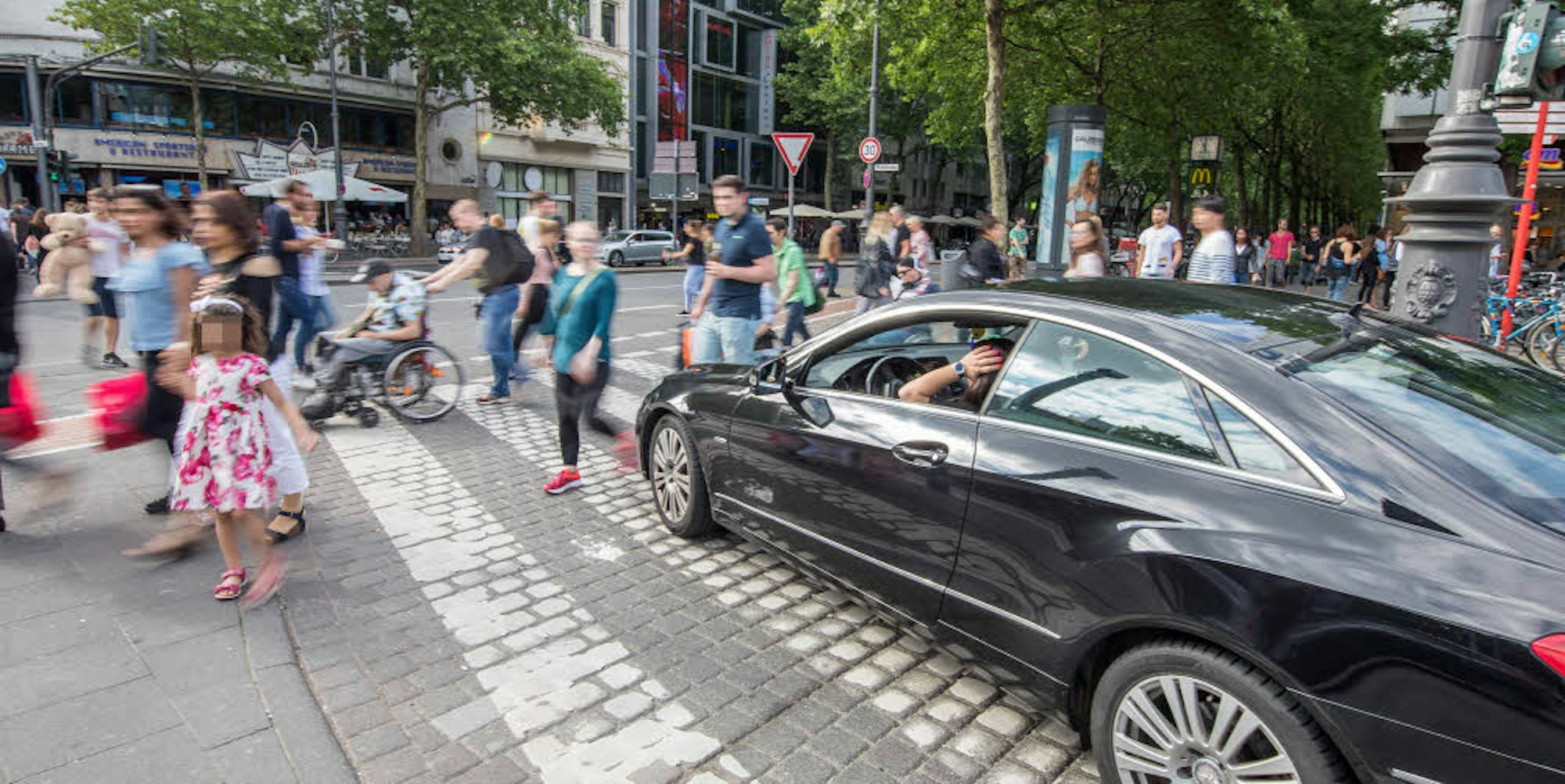 Fußgänger in Köln müssen oft schauen, wo sie bleiben. Zebrastreifen sind im Verkehrschaos oft nicht sicher, Gehwege nicht selten zugeparkt.
