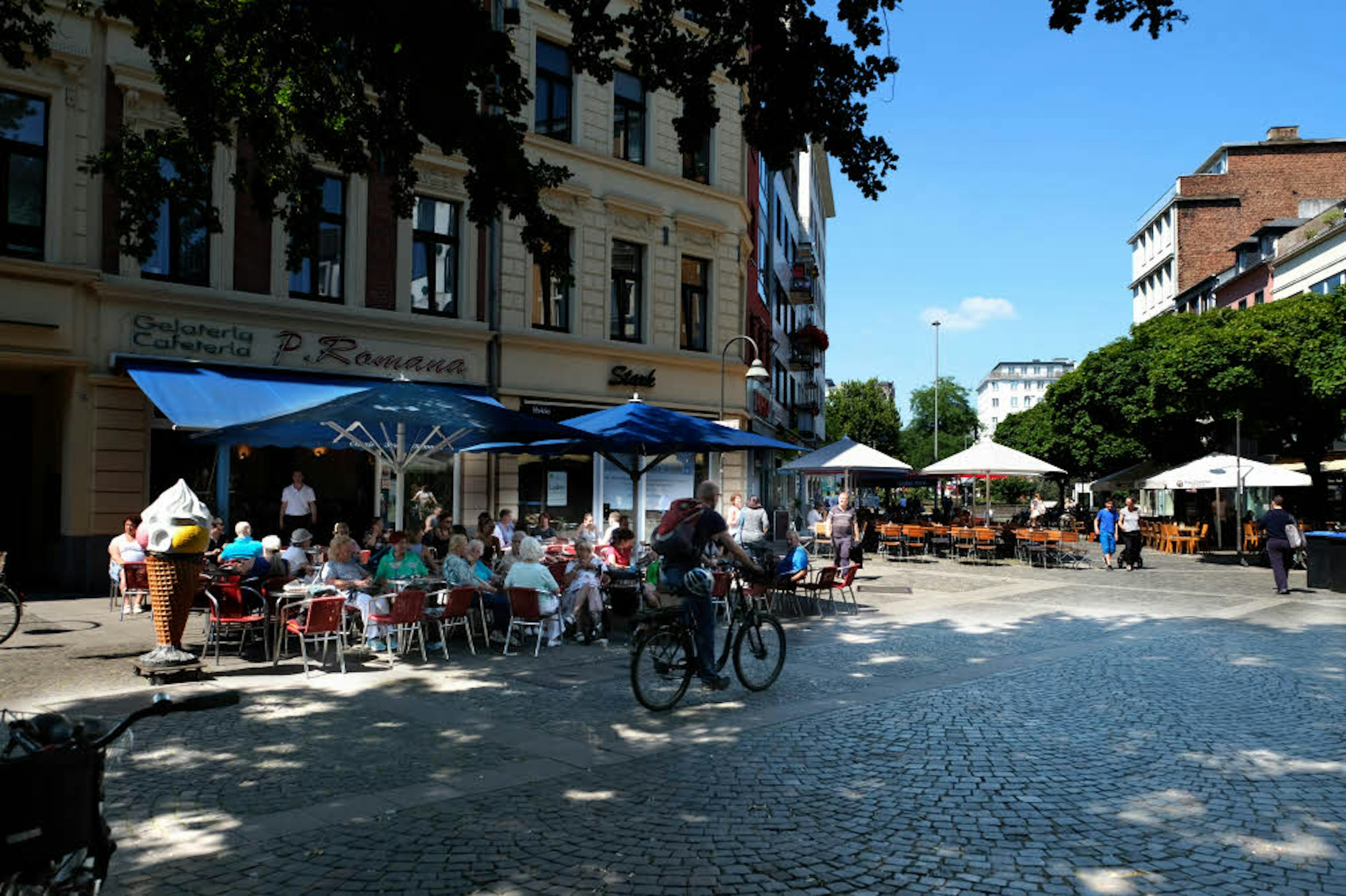 Schöner Eigelstein: Der Platz an der Torburg hat sich mit Gastronomie erfreulich entwickelt.