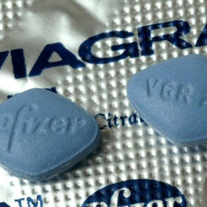 Das Foto zeigt zwei Viagra-Tabletten. Fällt bald die Rezeptpflicht für die Potenzpillen? Am 25. Januar 2022 wird darüber beraten.