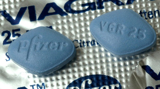 Das Foto zeigt zwei Viagra-Tabletten. Fällt bald die Rezeptpflicht für die Potenzpillen? Am 25. Januar 2022 wird darüber beraten.