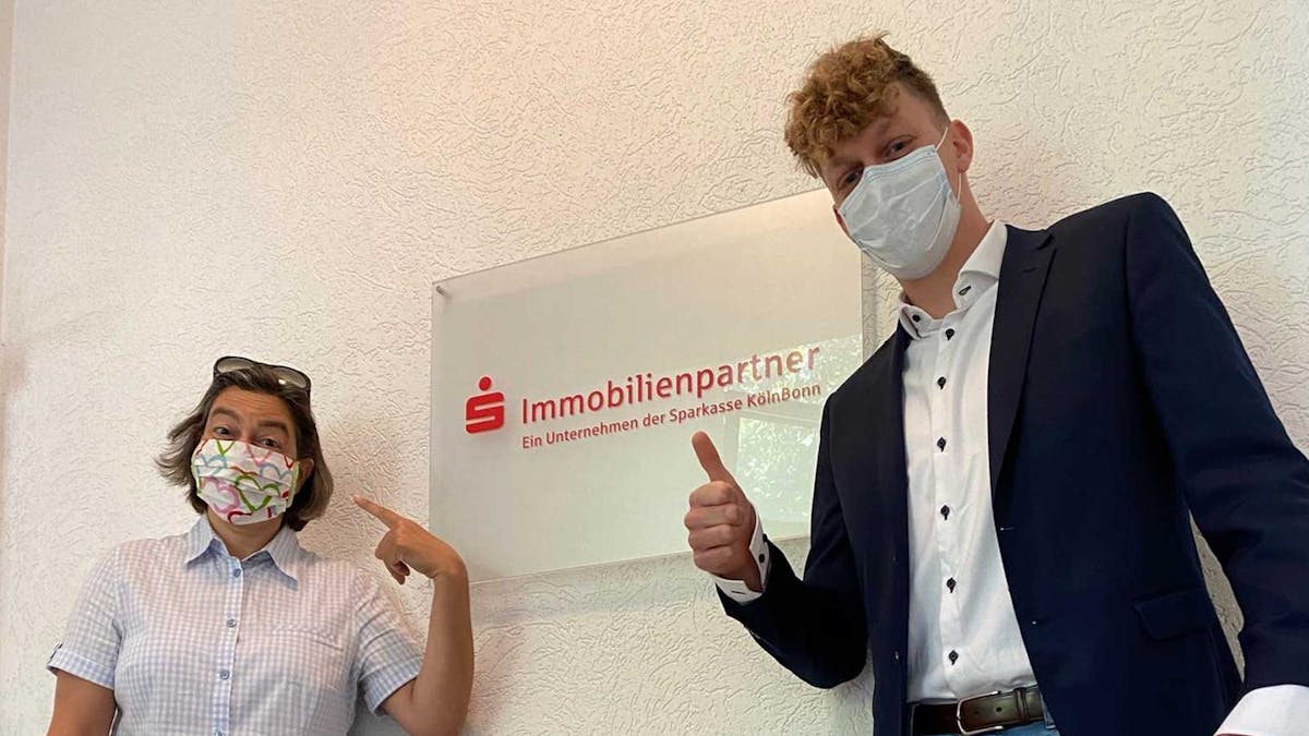Die Immobilien-Experten Claudia Mewaldt und Nils Klefisch schützen Sie, in dem Sie eine Maske tragen.