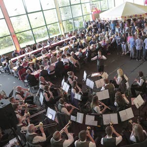 Mit Musik der Schützenkapelle feierte die DJK Wipperfeld in der Sporthalle den 60. Geburtstag.