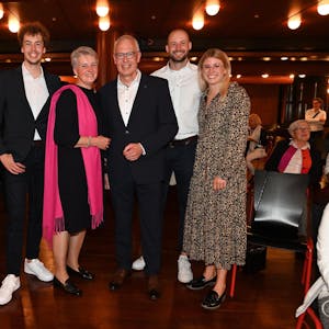 Strahlender Sieger: Dr. Hermann-Josef Tebroke (CDU) mit Gattin Sabine und den Söhnen Elias (l.) und Jonas mit Partnerin Leonie Heselhaus.
