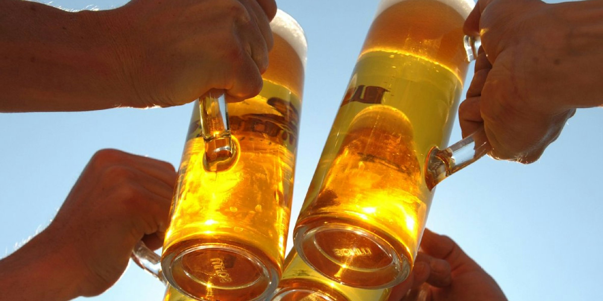 Mehr Männer als Frauen trinken zum Feierabend ein Bierchen oder ein Glas Wein.