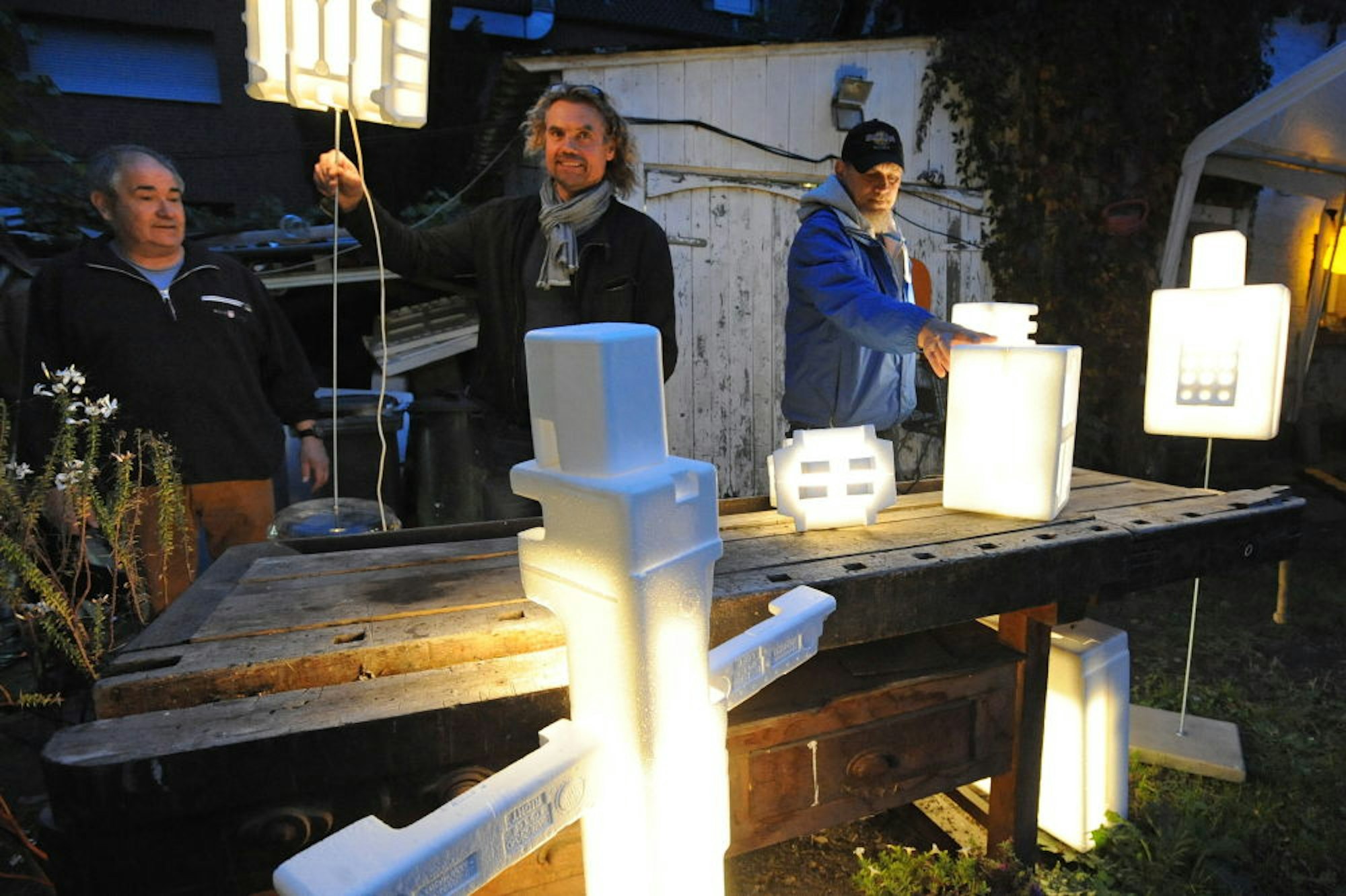 Lichtkünstler Gregor Olbertz mit selbst gebauten Lampen aus Styropor.