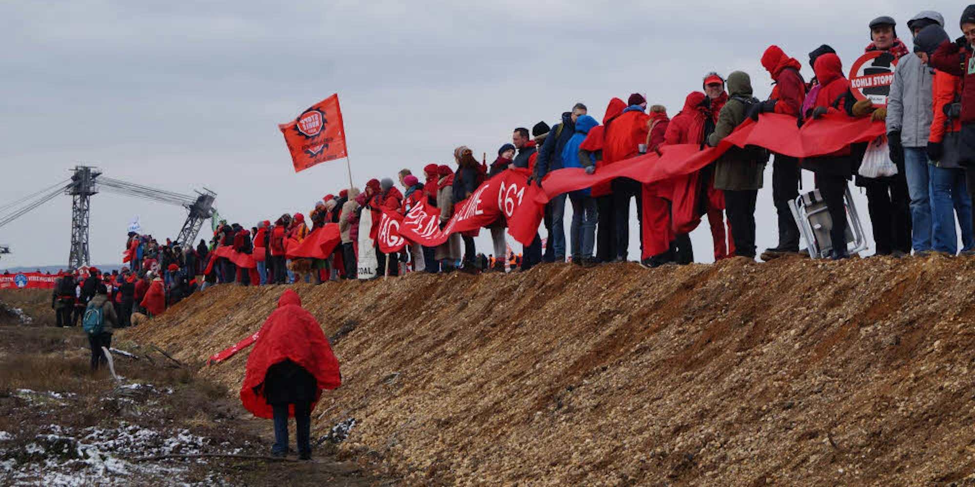 In Rot gekleidet demonstrierten die Kohlegegner dafür, den „Ausstieg beherzt anzupacken“. Zum vierten Mal zogen sie die „rote Linie“.